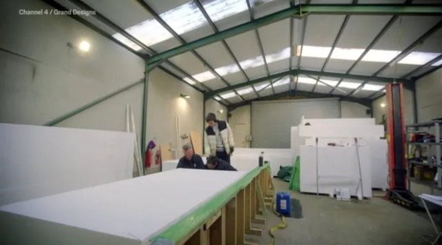 Building he polystyrene base of the floating house